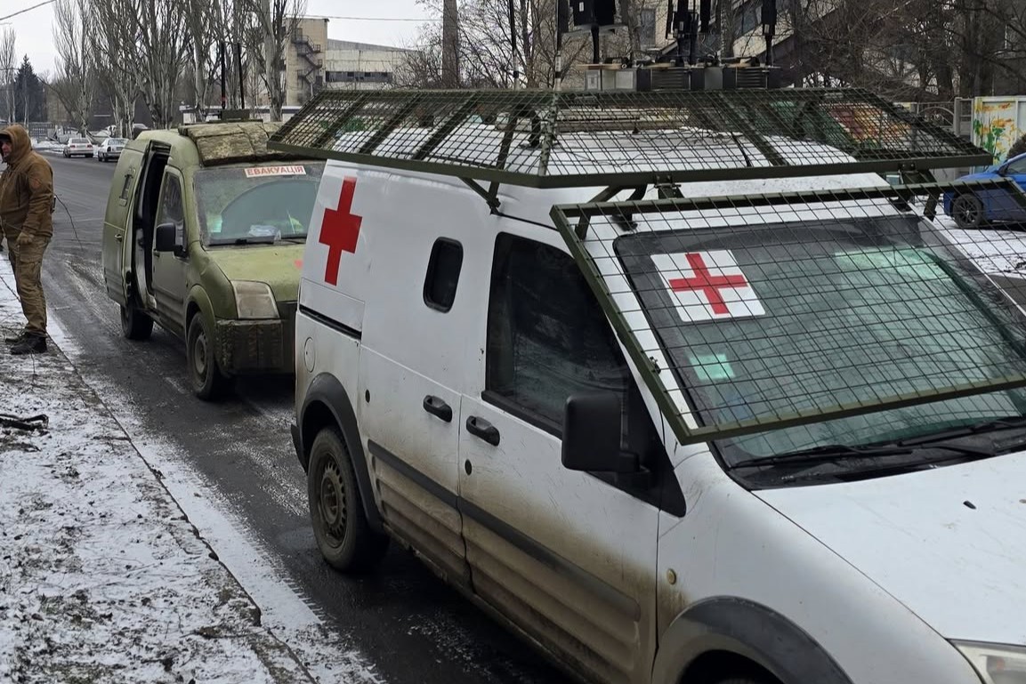 Кілька днів лежала в згорілому будинку з пораненою ногою - як у Запорізькому районі евакуювали травмовану жінку (фото, відео)