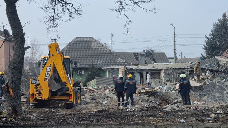 Ракетний обстріл Запоріжжя: у місті тривають пошуково-рятувальні роботи