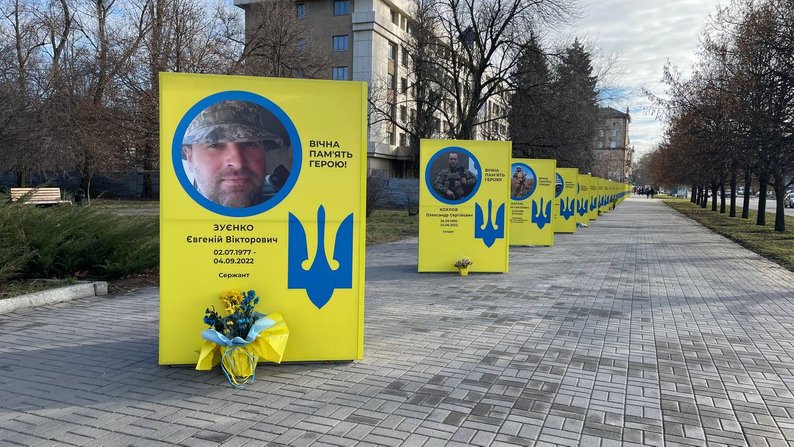 "Кожна людина повинна пам'ятати, хто ці хлопці й звідки вони": у Запоріжжі на Алеї Героїв встановили ще понад 30 призм