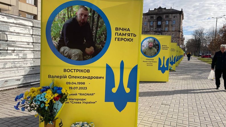 "Кожна людина повинна пам'ятати, хто ці хлопці й звідки вони": у Запоріжжі на Алеї Героїв встановили ще понад 30 призм