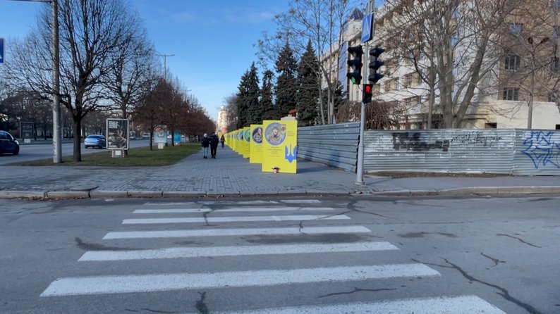 "Кожна людина повинна пам'ятати, хто ці хлопці й звідки вони": у Запоріжжі на Алеї Героїв встановили ще понад 30 призм