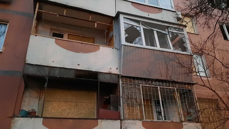 "Яскраве світло і накрило склом": мешканці пошкодженої багатоповерхівки про російський ракетний обстріл Запоріжжя