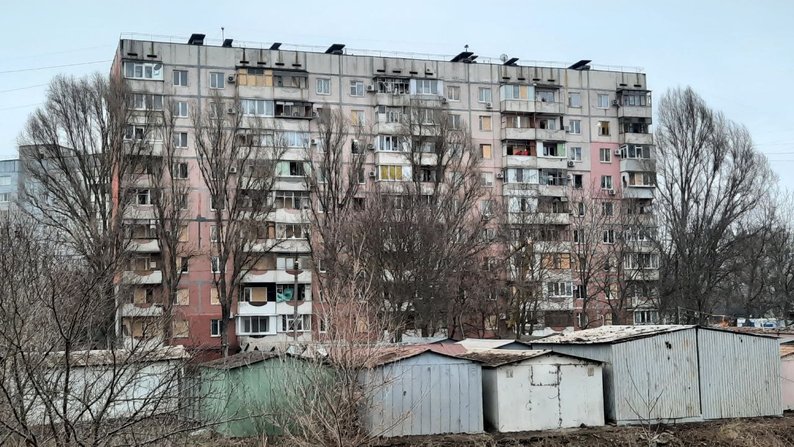 "Яскраве світло і накрило склом": мешканці пошкодженої багатоповерхівки про російський ракетний обстріл Запоріжжя