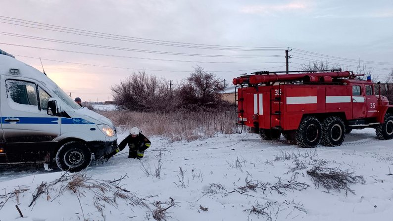 На Запоріжжі рятувальники впродовж доби зі сніжних заметів дістали сім авто – ДСНС