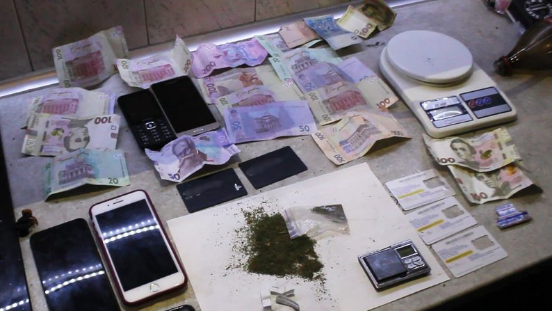 "Заробляли" понад мільйон гривень на місяць: у Запоріжжі повідомили про підозру містянам, які збували наркотики