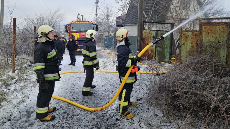 У Запоріжжі горів приватний будинок: врятували чоловіка