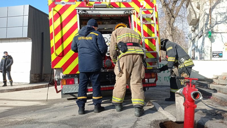 Пожежа в обласній бібліотеці: у Запоріжжі рятувальники провели навчання