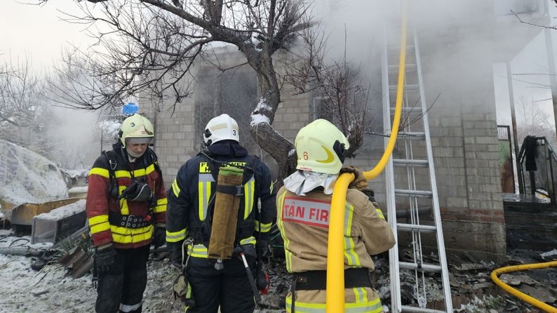 У Запоріжжі горів приватний будинок: врятували чоловіка