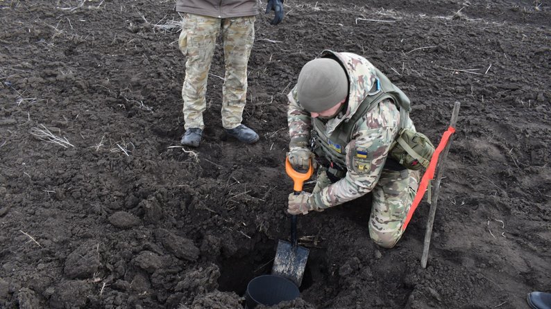 На Запоріжжі поліцейські-вибухотехніки знищили російський снаряд до РСЗВ "Смерч"