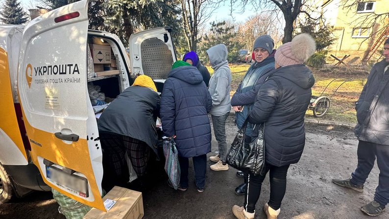 "Люди чекають на нас": як у прифронтових селах на Запоріжжі працює пересувне відділення пошти