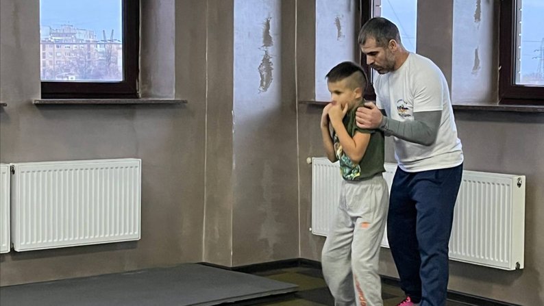 "Вихованці — моя гордість і надія": у Запоріжжі ветеран війни з Мелітополя навчає дітей боксу