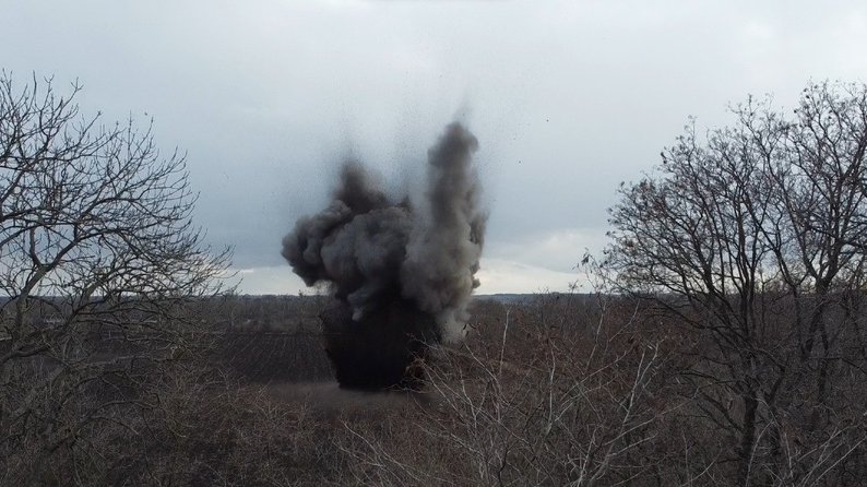 На Запоріжжі поліцейські-вибухотехніки знищили російський снаряд до РСЗВ "Смерч"