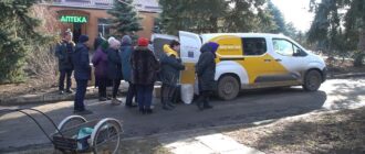 "Люди чекають на нас": як у прифронтових селах на Запоріжжі працює пересувне відділення пошти