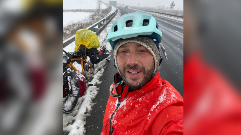 "Я хочу підтримати українців": португалець, який подорожує на велосипеді, побував у Запоріжжі