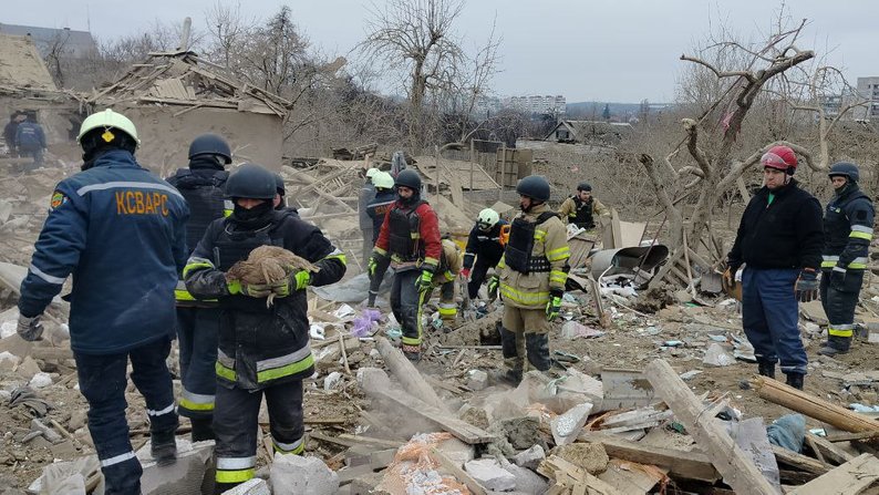 Два будинки зруйновано вщент, сотні — пошкоджено: наслідки російського удару по Запоріжжю 22 березня — фоторепортаж