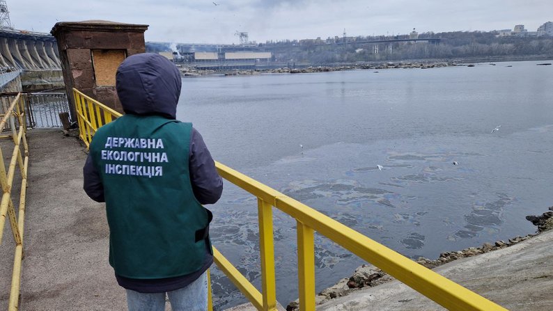 Внаслідок обстрілу армією РФ по ДніпроГЕС екоінспектори зафіксували витік нафтопродуктів у річку Дніпро