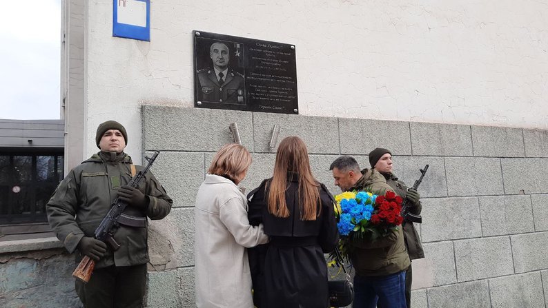 Був другом, наставником, татом: у Запоріжжі відкрили меморіальну дошку на честь загиблого бійця Дмитра Апухтіна