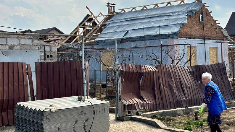 У Запоріжжі ліквідовують наслідки масованої ракетної атаки по місту, зокрема ремонтують покрівлі пошкоджених будинків
