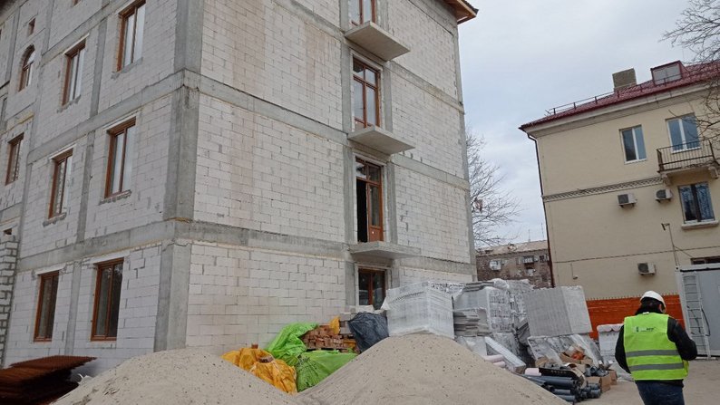 Сталеварів, 16: як відбувається відбудова пошкодженого через обстріл РФ будинку в Запоріжжі — фоторепортаж