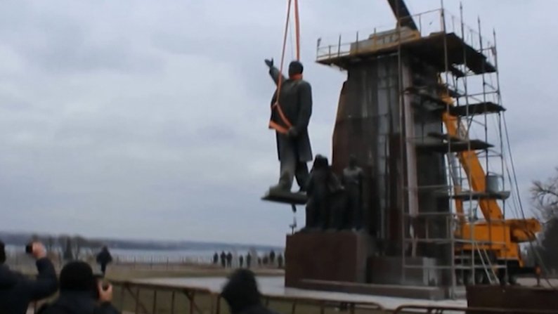 Демонтований пам'ятник Леніну в Запоріжжі: чи зможе принести користь українській армії