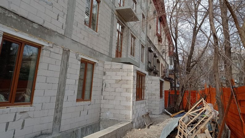 Сталеварів, 16: як відбувається відбудова пошкодженого через обстріл РФ будинку в Запоріжжі — фоторепортаж
