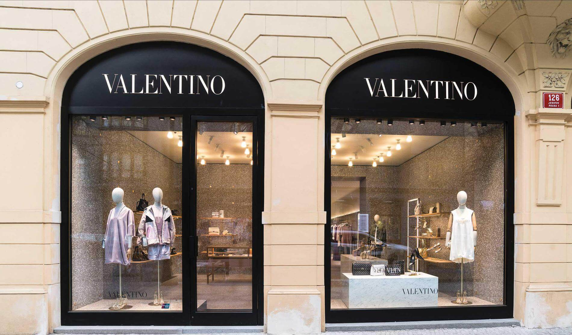 Як вибрати наряд Valentino для особливого випадку: поради та рекомендації