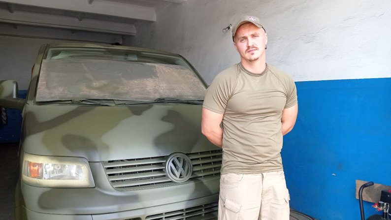 "Чим можемо, тим допомагаємо": у Запоріжжі батько та син безкоштовно фарбують автівки для військових