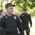 Долають 10-15 кілометрів на день: як у Запоріжжі поліцейські на конях патрулюють Хортицю