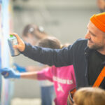 Балончики, фарби та пензлики – у Запоріжжі відбувся крутий майстер-клас з відомим муралістом (фото)