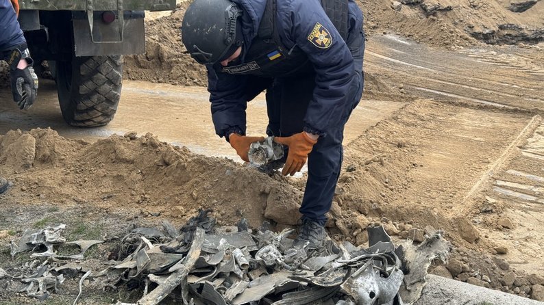 На Запоріжжі піротехніки знешкодили чотири вибухобезпечні предмети, зокрема касету від РСЗВ "Ураган" — ДСНС