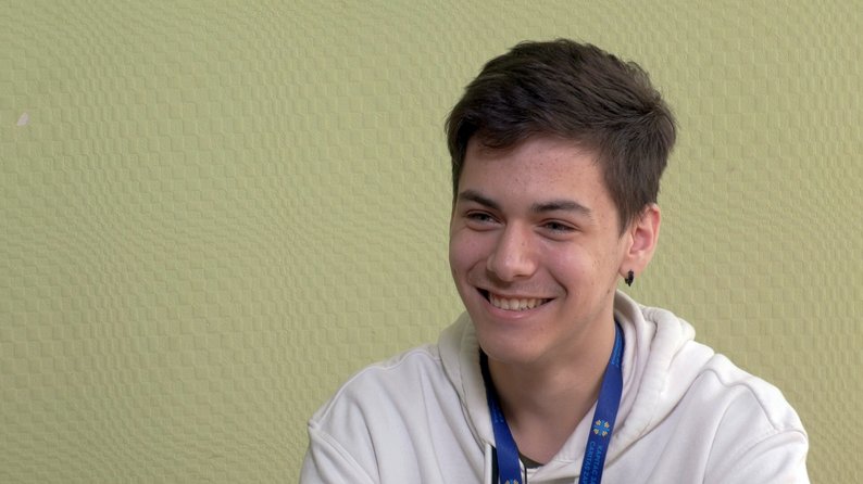 "Посмішки дітей мотивують": історія 16-річного переселенця з Оріхова Запорізької області, який став волонтером