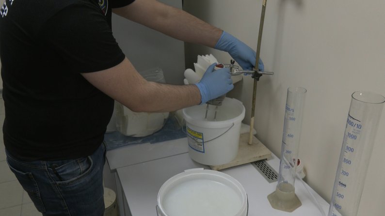 У Запоріжжі волонтери виготовляють гемостатичні губки та репеленти для військових