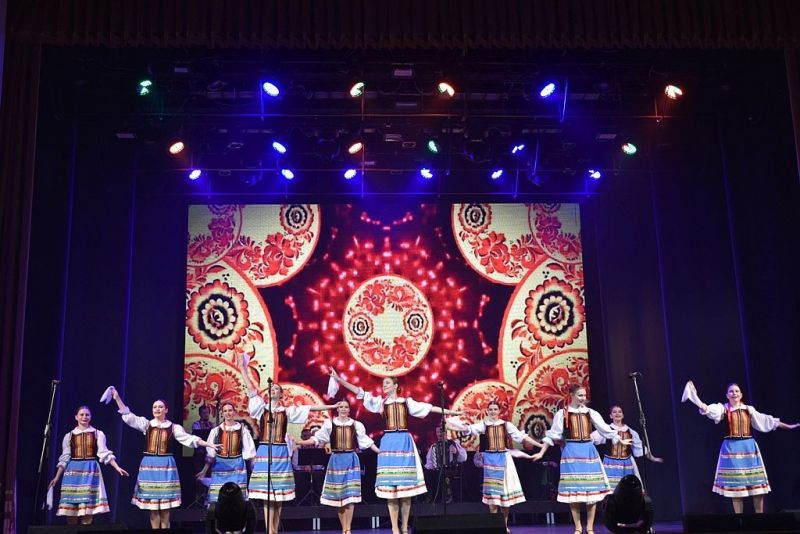 До дня танцю - ансамбль-візитівка Запоріжжя подарував глядачам яскраве свято (фото)