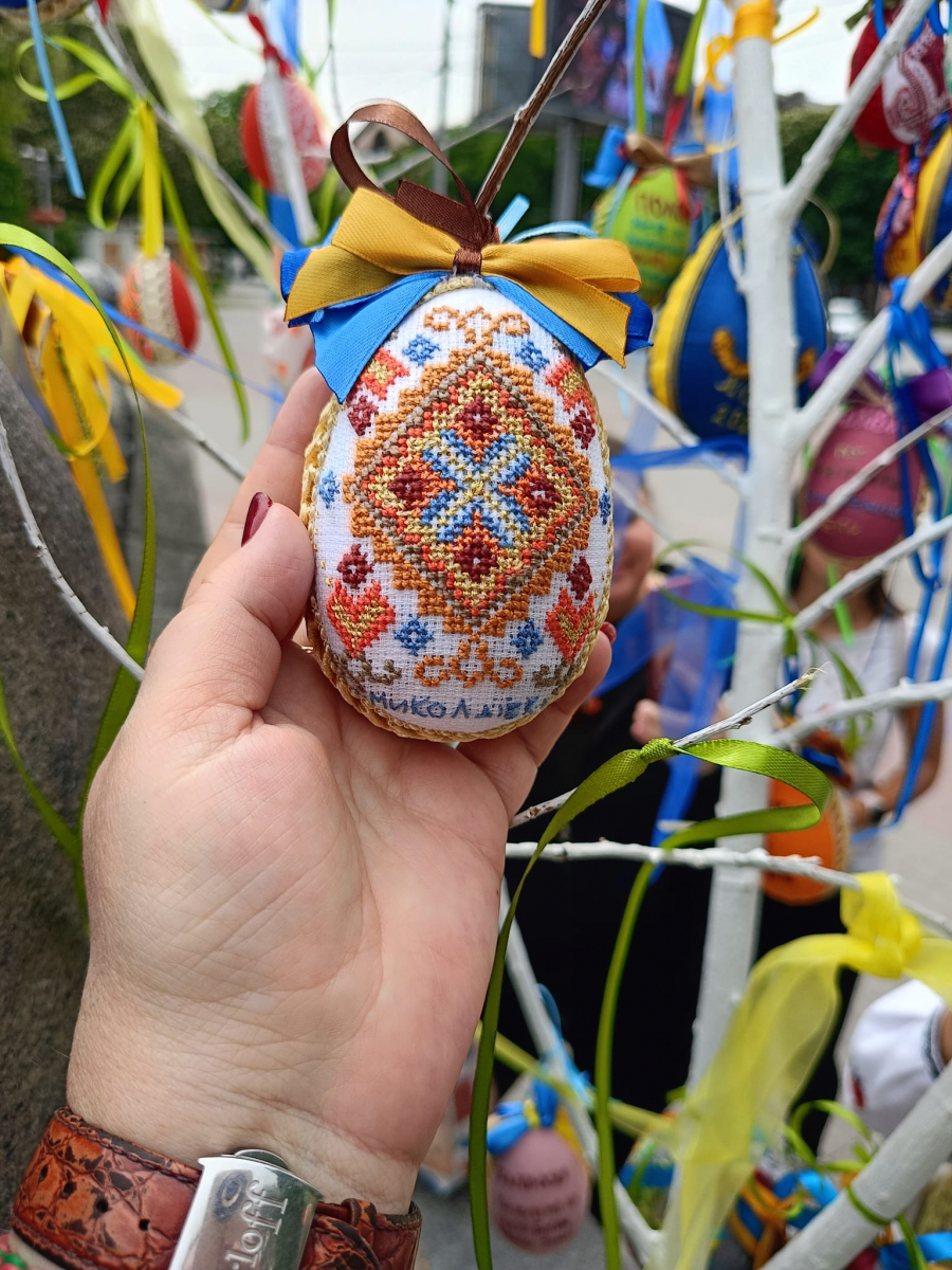 На площі в центрі Запоріжжя з'явилося великоднє дерево з вишиваними писанками (фото)