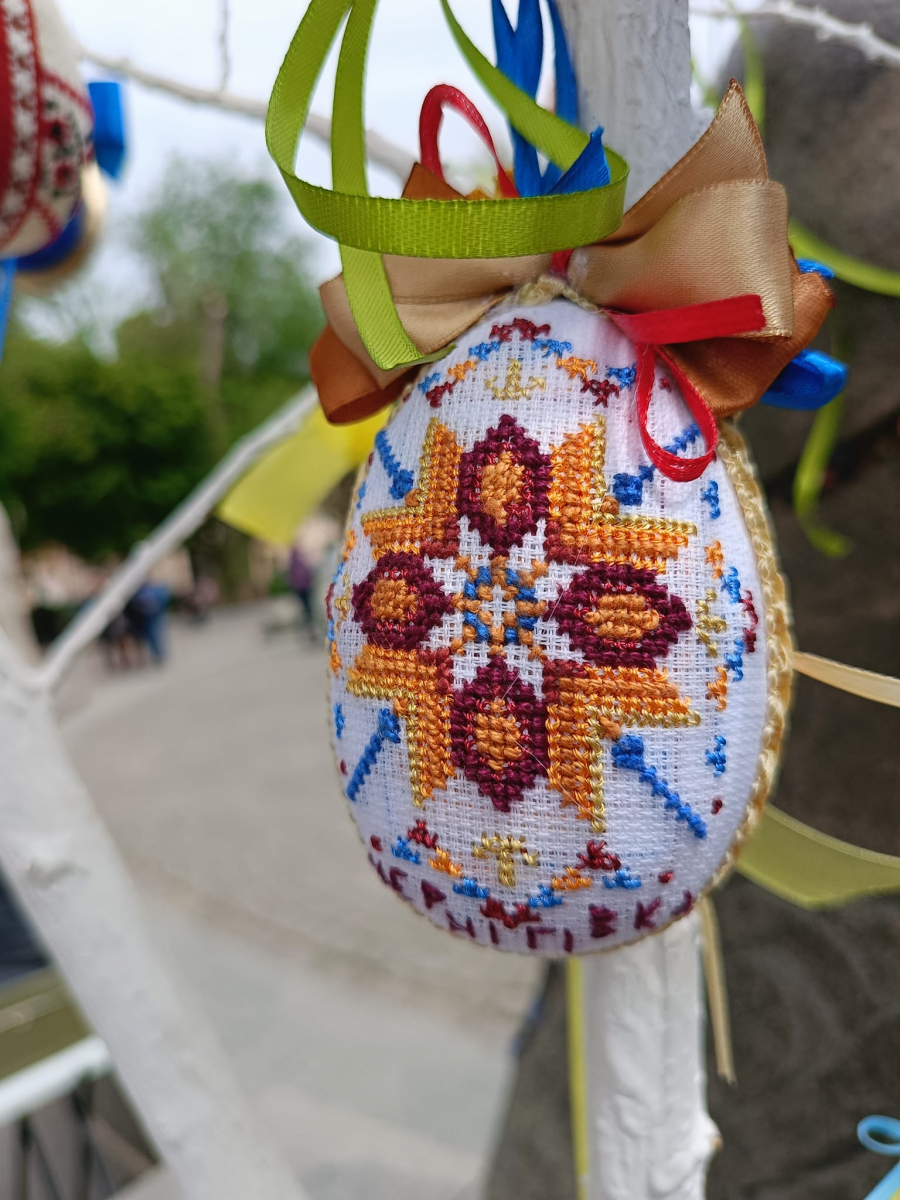 На площі в центрі Запоріжжя з'явилося великоднє дерево з вишиваними писанками (фото)