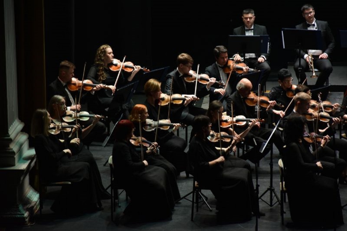 Неймовірна прем'єра - у Запорізькій обласній філармонії зіграли світські шедеври Баха (фото)