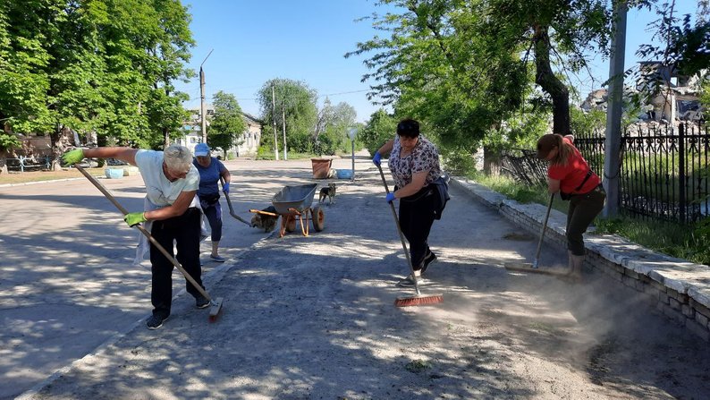 "Ми нікуди не їдемо, поки є робота..." Як в Оріхові під постійними обстрілами працюють комунальні служби та лікарка