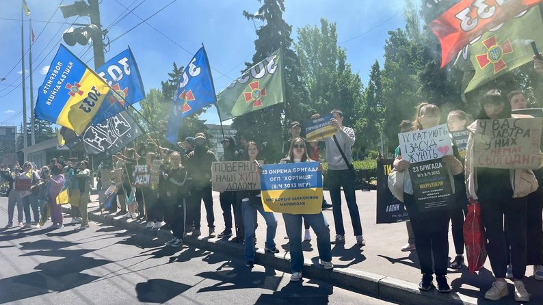 "Мамо, наш тато вже, мабуть, не повернеться": у Запоріжжі відбувся пікет на підтримку полонених захисників Маріуполя