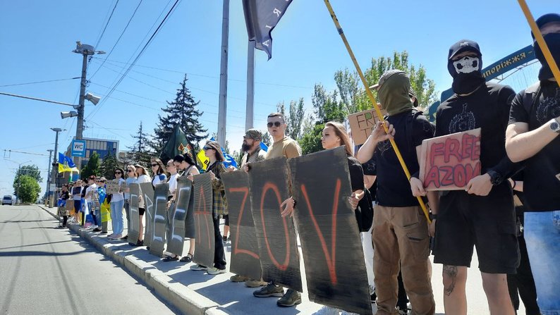 "Ми віримо, що вони всі повернуться": у Запоріжжі відбулася акція на підтримку полонених захисників Маріуполя