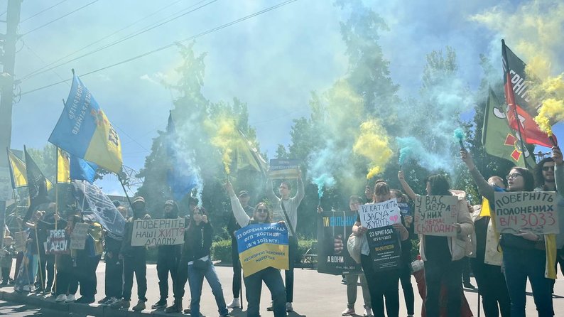 "Мамо, наш тато вже, мабуть, не повернеться": у Запоріжжі відбувся пікет на підтримку полонених захисників Маріуполя