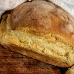 Ароматний та ніжний - рецепт домашнього хліба, що не кришиться