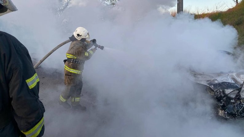 У Запоріжжі сталося дві пожежі: горіли дерев'яна споруда та автівка — ДСНС