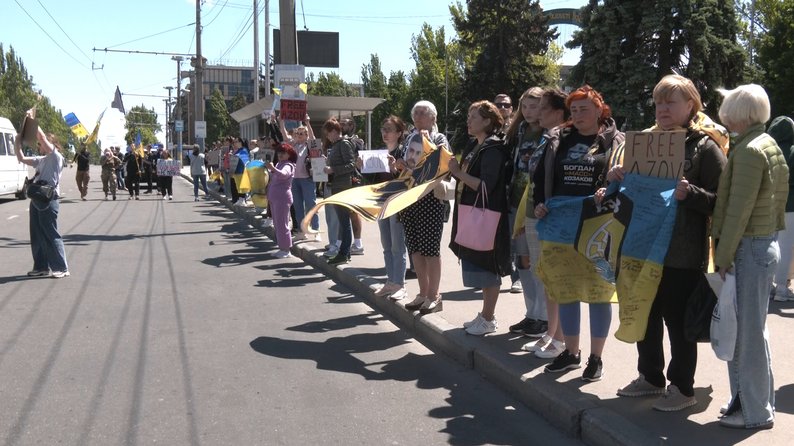 "Мамо, наш тато вже, мабуть, не повернеться": у Запоріжжі відбувся пікет на підтримку полонених захисників Маріуполя