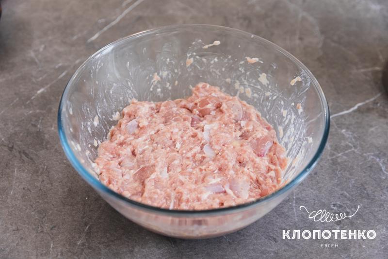 Домашня ковбаса з курячого фаршу за рецептом Євгена Клопотенка – як приготувати