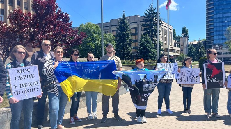 "Мамо, наш тато вже, мабуть, не повернеться": у Запоріжжі відбувся пікет на підтримку полонених захисників Маріуполя