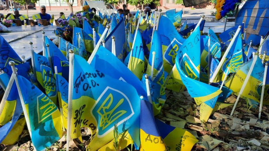 Фаєри та прапори - у Запоріжжі відзначили десяту річницю створення "Азову" (фото)