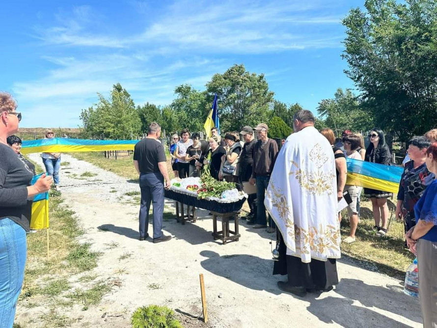 Люблячий чоловік та щирий патріот - у Малокатеринівці простилися із загиблим захисником (фото)