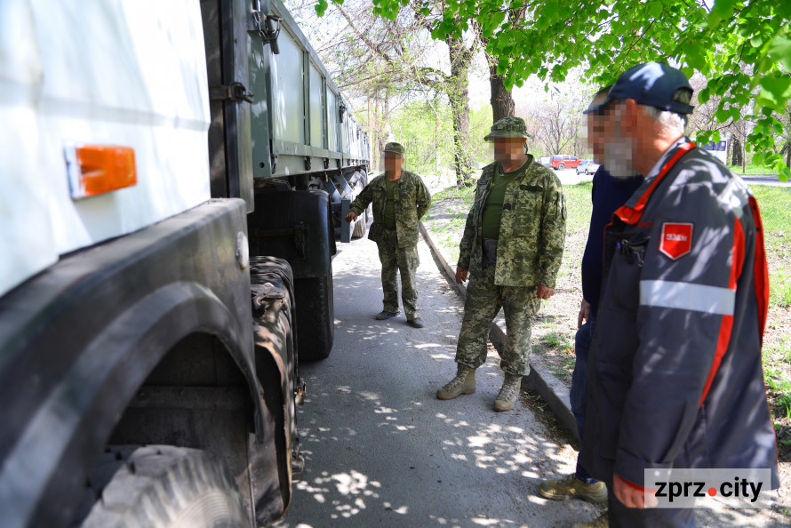 Надійні помічники – фахівці запорізького підприємства передали на фронт відновлені машини