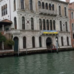 Навіщо у палаці Венеції показали орган з російськими ракетами та насипали землю - фото