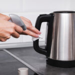 Не тільки содою - ефективні методи очищення чайника від нальоту